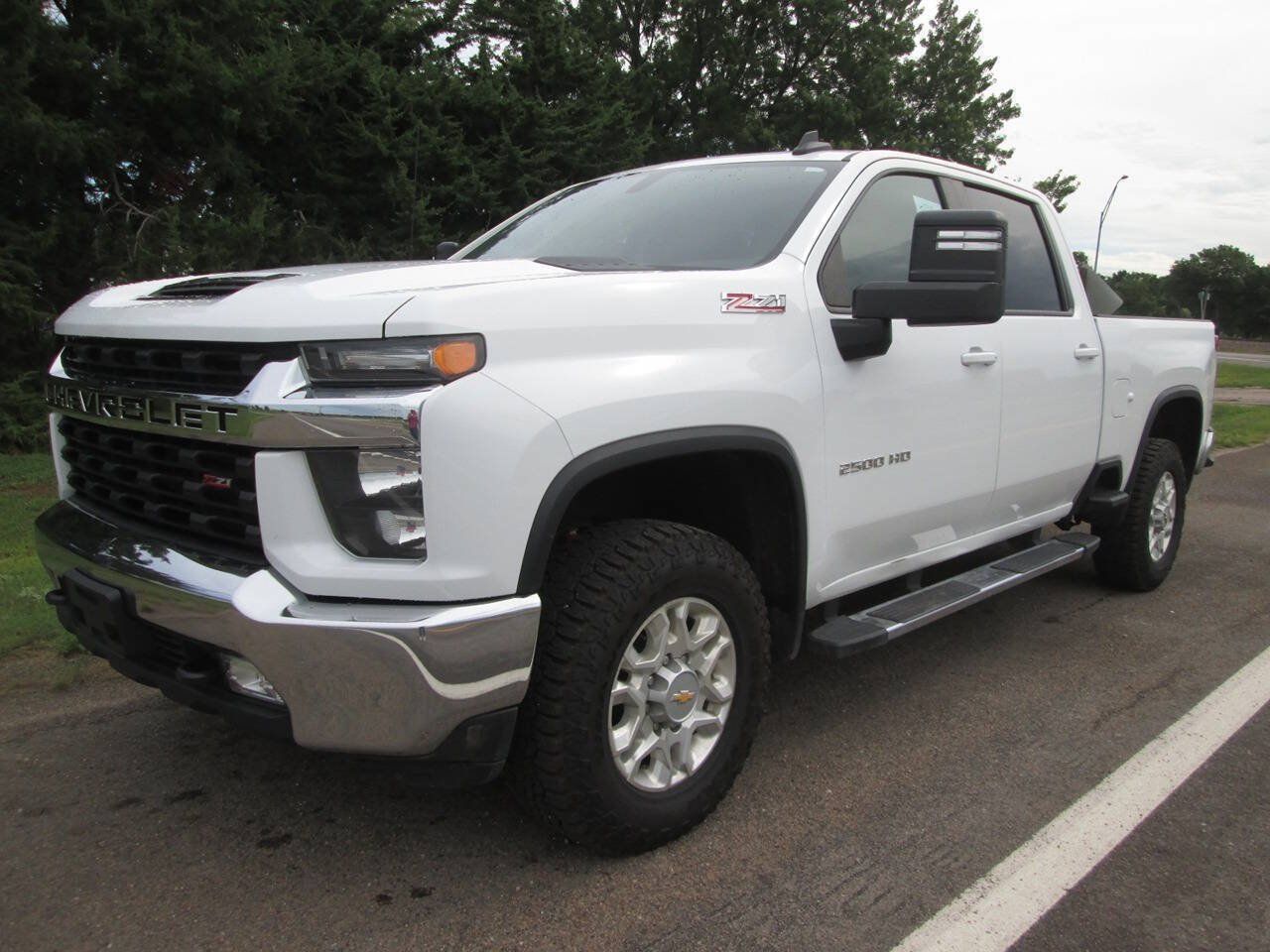 Used 2023 Chevrolet Silverado 2500 LT w/ Convenience Package AWD/4WD image 2