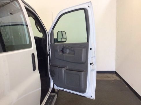 Used 2018 GMC Savana 2500 w/ Driver Convenience Package RWD image 9