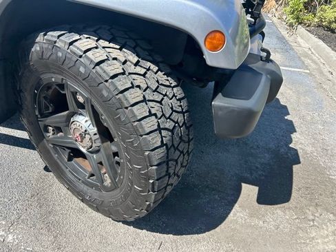 Used 2013 Jeep Wrangler Unlimited Sahara w/ Dual Top Group AWD/4WD image 4