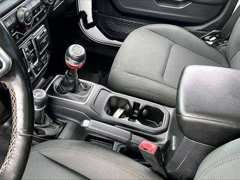 Used 2020 Jeep Gladiator Overland AWD/4WD image 14