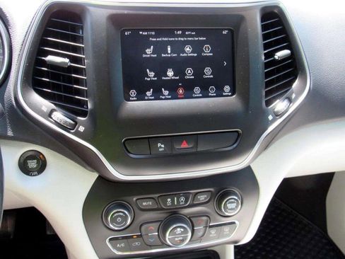 Used 2020 Jeep Cherokee Latitude Plus w/ Comfort/Convenience Group image 25