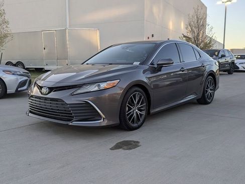 Used 2021 Toyota Camry XLE image 10