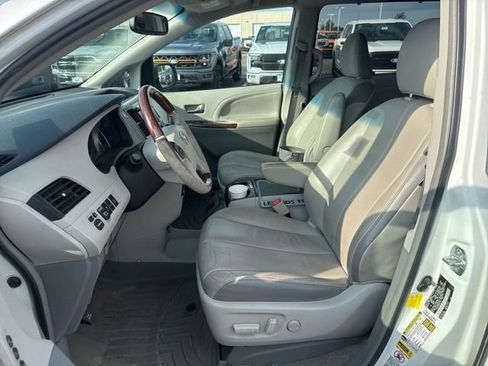 Used 2013 Toyota Sienna Limited w/ Premium Pkg FWD image 11