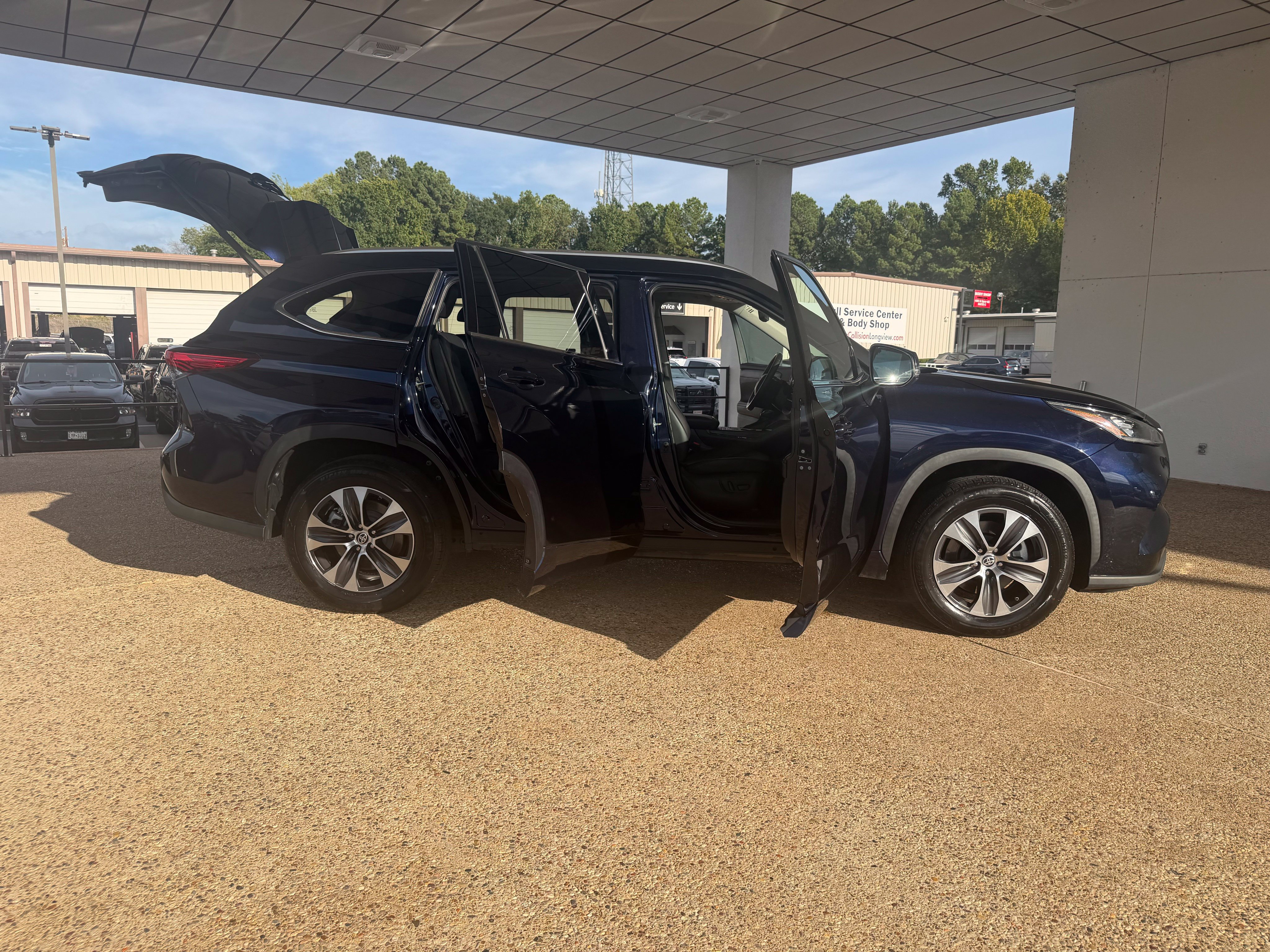 Used 2020 Toyota Highlander XLE FWD image 21