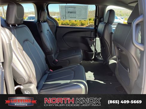 New 2026 Chrysler Pacifica Select image 21