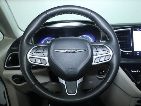 Used 2023 Chrysler Pacifica Touring-L FWD image 21