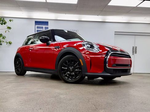 Used 2022 MINI Cooper 2-Door Hardtop w/ Premium Package image 28