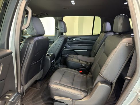 Used 2025 Chevrolet Traverse LT FWD image 19
