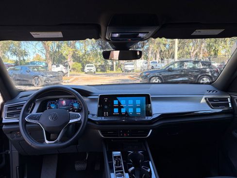 Used 2025 Volkswagen Atlas Cross Sport SE image 28