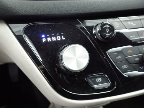 Certified 2023 Chrysler Pacifica Touring-L FWD image 33