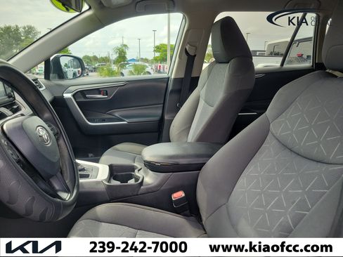 Used 2021 Toyota RAV4 XLE FWD image 18