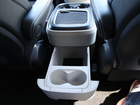 Used 2024 Chrysler Pacifica Touring-L FWD image 23