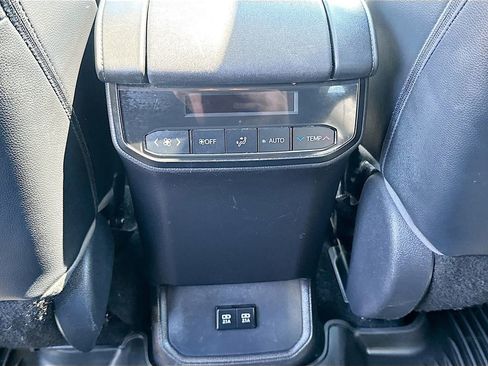 Used 2020 Toyota Highlander XLE FWD image 23