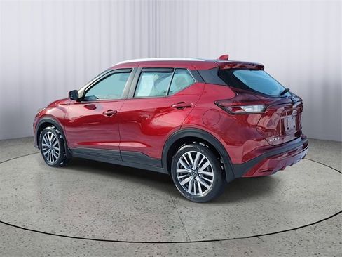 Used 2023 Nissan Kicks SV image 3