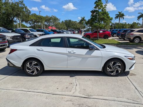 Used 2025 Hyundai Elantra Sport FWD image 3