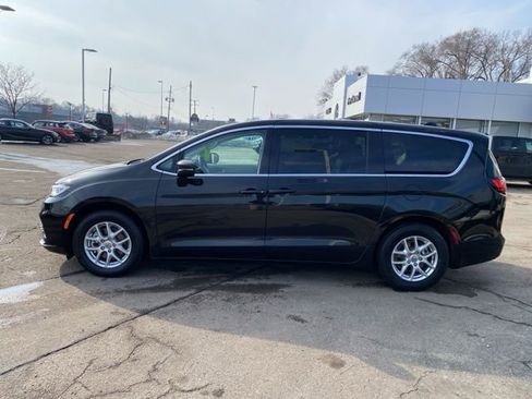 Used 2023 Chrysler Pacifica Touring-L image 8