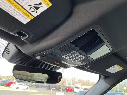 Used 2025 Land Rover Discovery S image 24