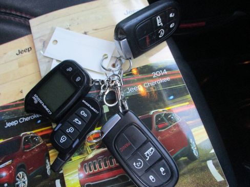 Used 2014 Jeep Cherokee Trailhawk w/ Technology Group AWD/4WD image 38