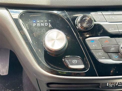 Used 2025 Chrysler Pacifica Select FWD image 16