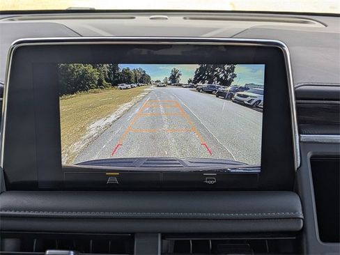 Used 2023 Chevrolet Suburban LT image 32