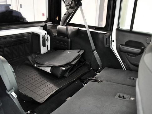 Used 2022 Jeep Wrangler Unlimited Rubicon w/ LED Lighting Group image 24