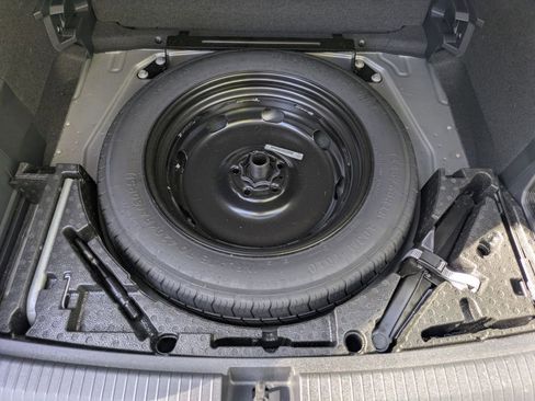 Used 2022 Volkswagen Tiguan SE AWD/4WD image 34
