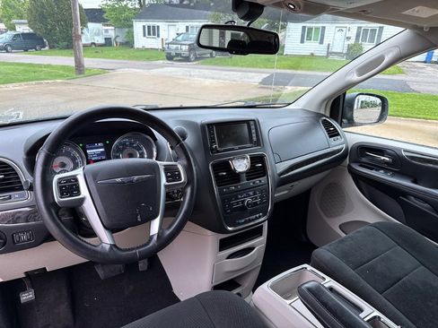 Used 2012 Chrysler Town & Country Touring FWD image 9