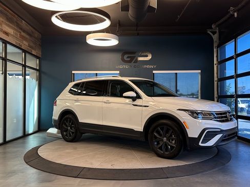 Used 2024 Volkswagen Tiguan SE image 1