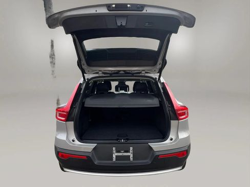 Used 2023 Volvo XC40 B4 Core FWD image 9