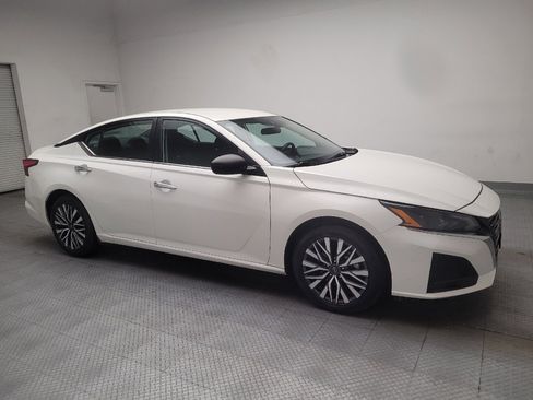 Used 2025 Nissan Altima 2.5 SV FWD image 11