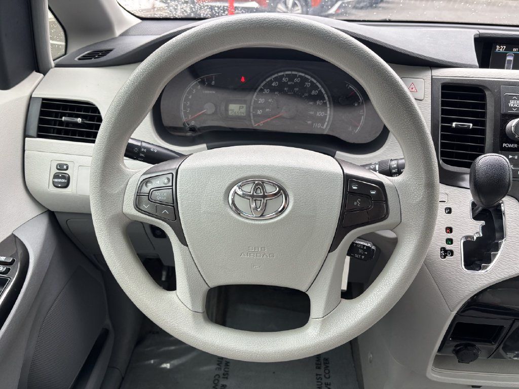 Used 2013 Toyota Sienna LE w/ Towing Pkg FWD image 14