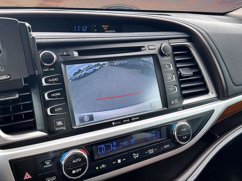 Used 2018 Toyota Highlander Limited Platinum AWD/4WD image 21