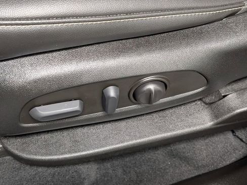 Used 2023 Chevrolet Traverse LT image 12