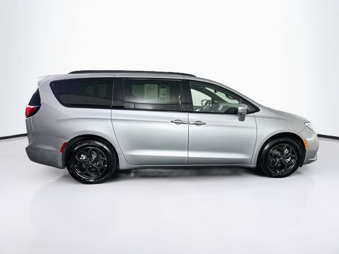 Used 2021 Chrysler Pacifica Touring-L w/ S Appearance Package FWD image 10