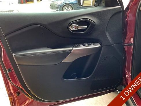 Used 2019 Jeep Cherokee Latitude w/ Popular Appearance Group FWD image 21