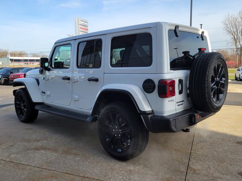 Used 2025 Jeep Wrangler Unlimited Sahara AWD/4WD image 3