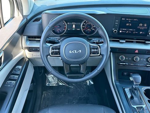 Used 2024 Kia Carnival LX image 21