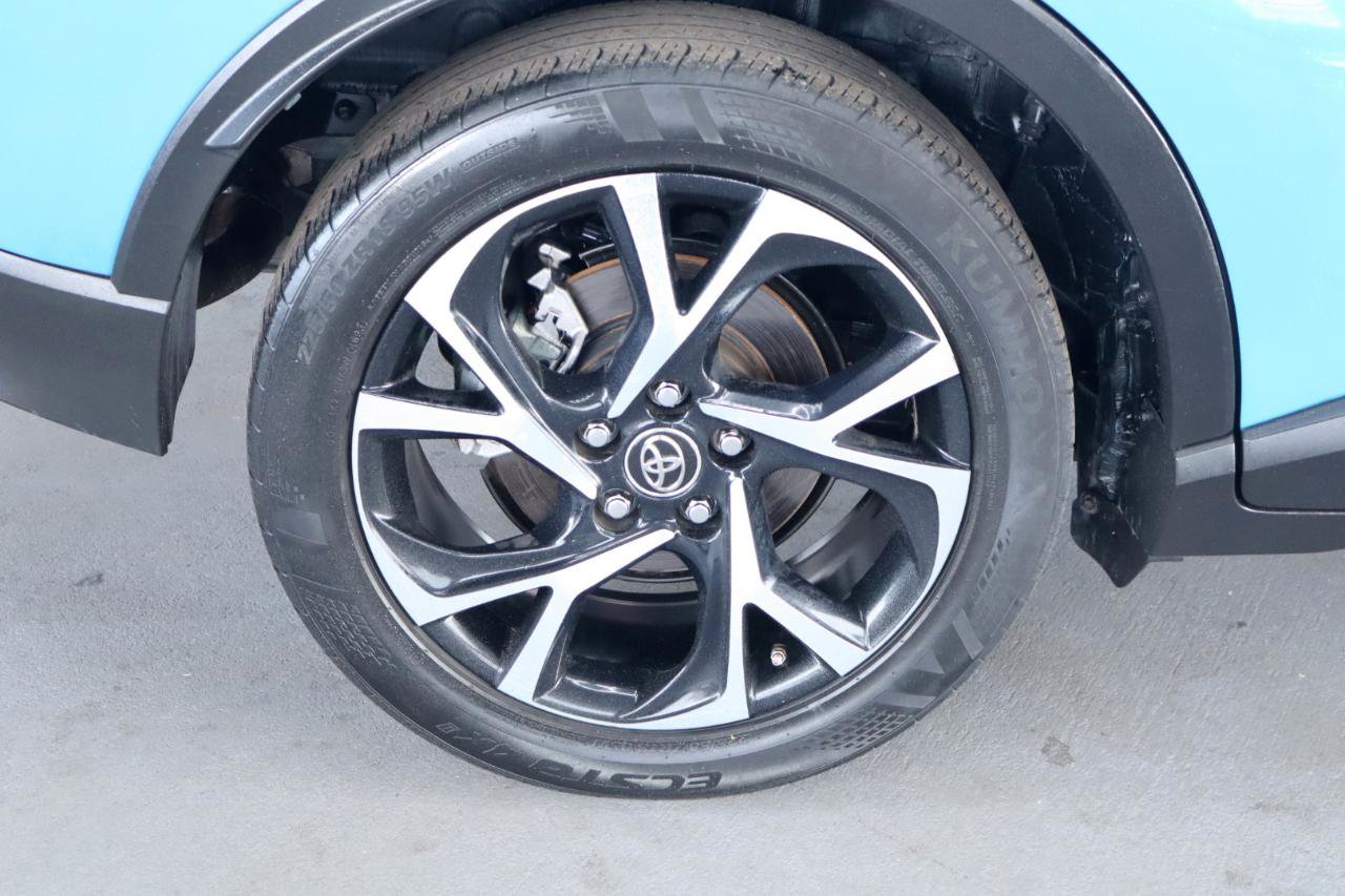Used 2019 Toyota C-HR XLE FWD image 5