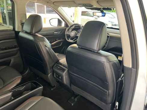 Certified 2024 Nissan Pathfinder Platinum AWD/4WD image 17