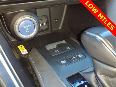 Used 2021 Toyota Venza LE w/ Carpet Mat Package (TMS) image 20