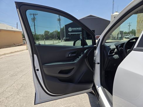 Used 2020 Chevrolet Trax LT w/ Redline Edition FWD image 4