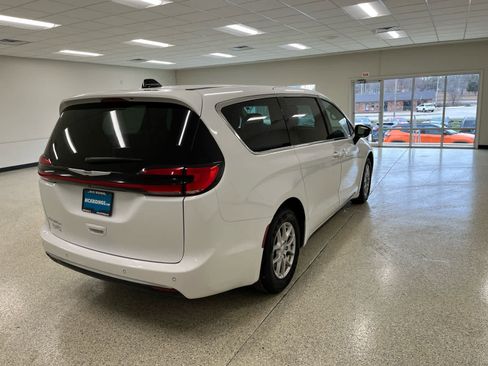 Used 2024 Chrysler Pacifica Touring-L FWD image 7