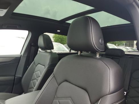 Certified 2025 Volkswagen Atlas Cross Sport SE w/ Panoramic Sunroof Package FWD image 16