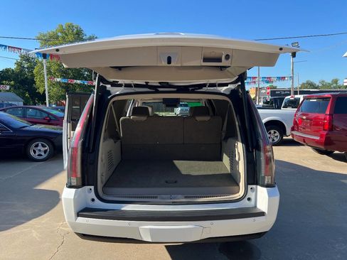 Used 2017 Cadillac Escalade ESV Luxury image 28