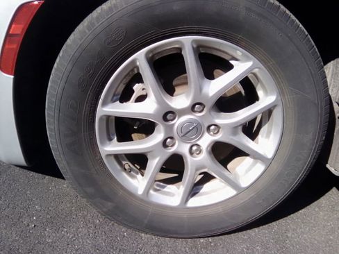 Used 2024 Chrysler Pacifica Touring-L image 3