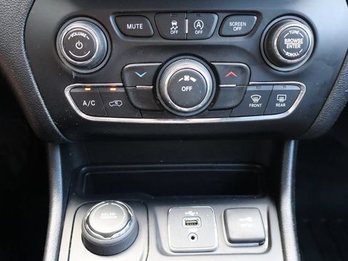 Used 2020 Jeep Cherokee Latitude Plus AWD/4WD image 8