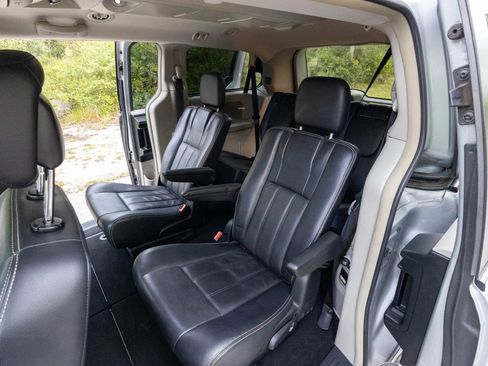 Used 2012 Chrysler Town & Country Touring w/ Entertainment Group #1 FWD image 14