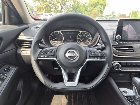 Used 2025 Nissan Altima 2.5 SV FWD image 15