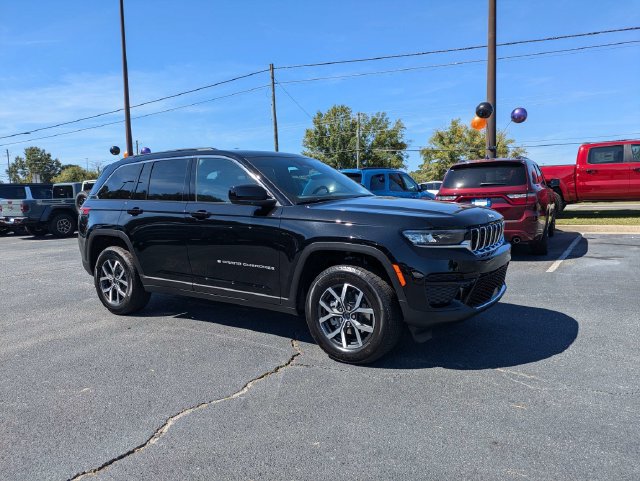 New 2027 Jeep Grand Cherokee Laredo X RWD image 2