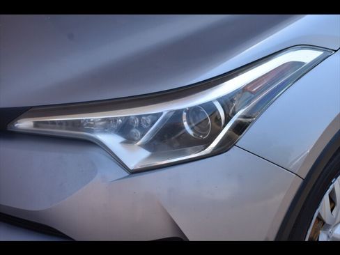Used 2019 Toyota C-HR LE FWD image 45